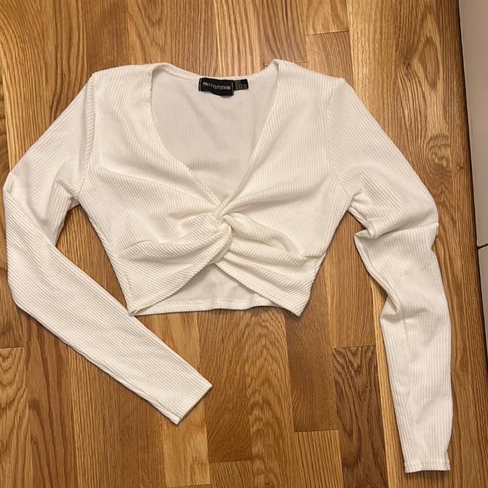 PrettyLittleThing Cream Long Sleeve Crop Top